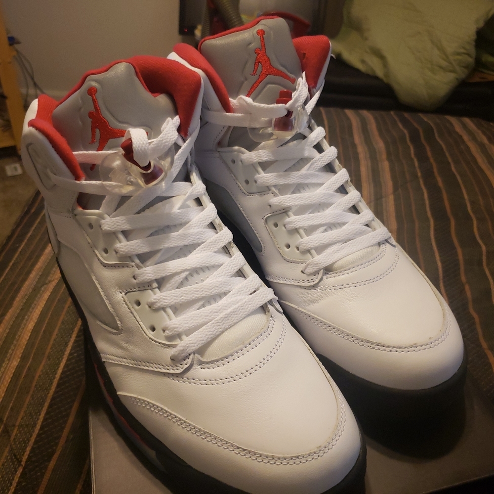 Air Jordan 5 retro fire red size 10.5